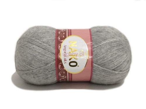 Motek popielatej włóczki Nako Angora Luks w kolorze 195 z różową etykietą na białym tle.