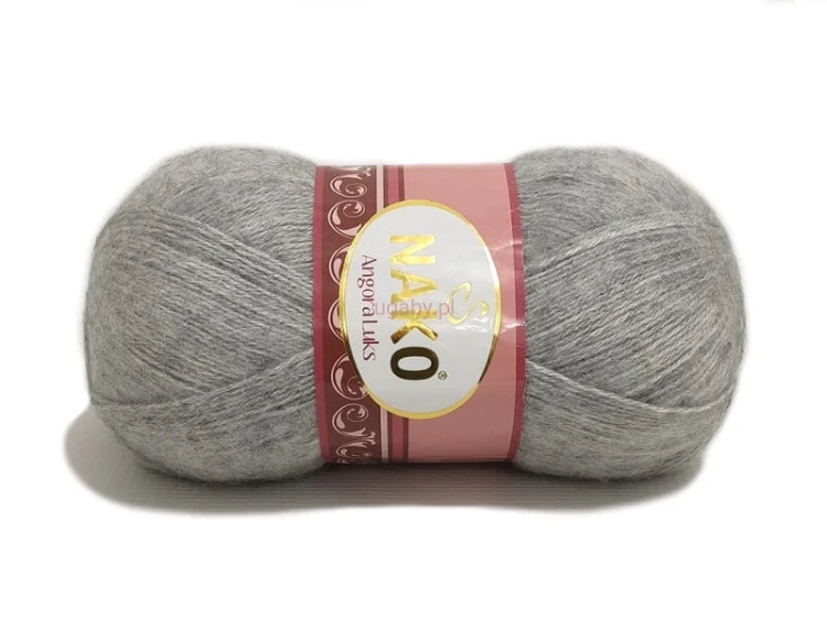 Motek popielatej włóczki Nako Angora Luks w kolorze 195 z różową etykietą na białym tle.