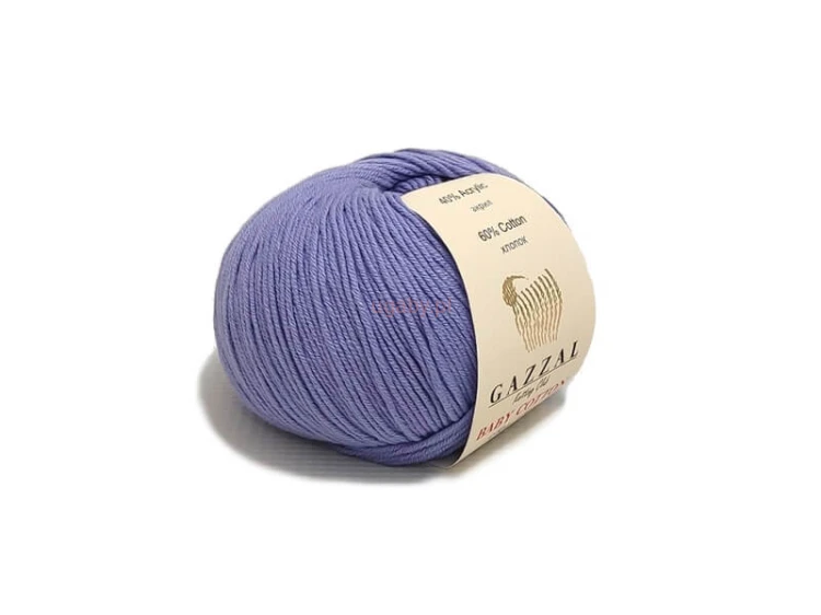 Motek lawendowej włóczki Gazzal Baby Cotton nr 3420 o gładkiej strukturze bawełniano-akrylowej.
