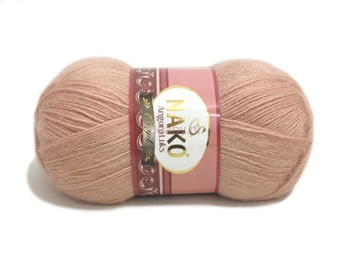 Motek pudroworóżowej włóczki Nako Angora Luks w kolorze 10390 z różową etykietą na jasnym tle.