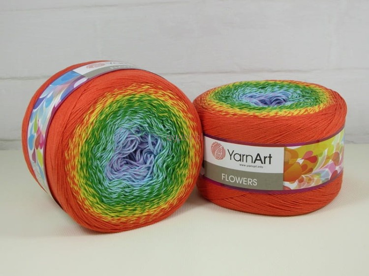 Motek włóczki YarnArt Flowers nr 255 z gradientem od błękitu przez zieleń i żółć aż po intensywny pomarańcz.