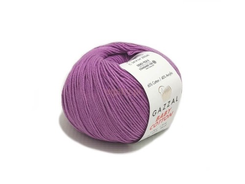 Motek wrzosowej włóczki Gazzal Baby Cotton nr 3410 o gładkiej strukturze bawełniano-akrylowej.