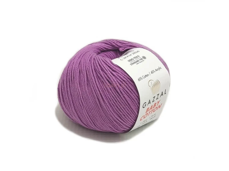 Motek wrzosowej włóczki Gazzal Baby Cotton nr 3410 o gładkiej strukturze bawełniano-akrylowej.