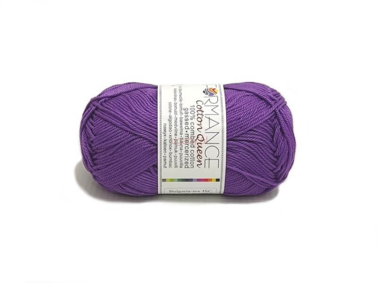 Włóczka Cotton Queen kolor fioletowy 0183 – motek nasyconej fioletowej bawełny merceryzowanej o sznurkowym splocie.