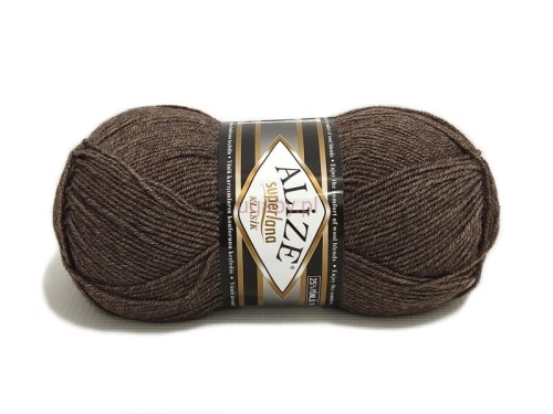 Motek brązowej włóczki Alize Superlana Klasik o numerze koloru 240.