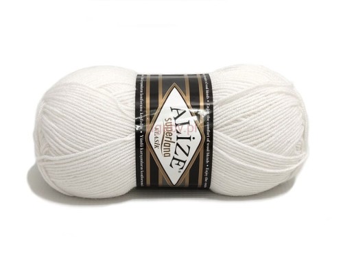 Motek białej włóczki Alize Superlana Klasik kolor nr 55 – klasyczna biel.