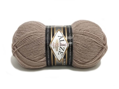 Motek włóczki Alize Superlana Klasik w kolorze ciemny beż (nr 541).