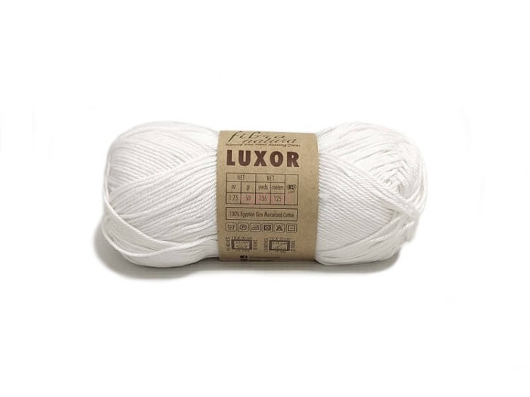 Biała włóczka Luxor 105-01 z bawełny egipskiej merceryzowanej – motek o mocnym skręcie i delikatnym połysku.