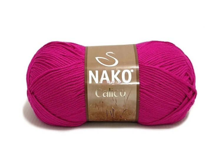 Motek włóczki Nako Calico w nasyconym kolorze amarantowym (nr 4569) na jasnym tle.