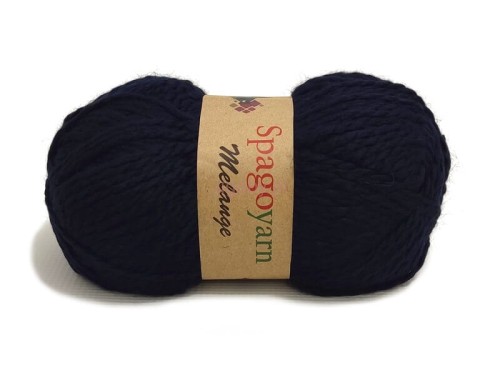 Włóczka Spagoyarn Melange kolor 13 granatowy – motek ciemnoniebieskiej wełny z akrylem o niejednolitej grubości nitki, efekt rustykalny.