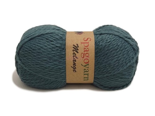 Włóczka Spagoyarn Melange kolor 47 morski błękit – motek wełny z akrylem o zgaszonym, cieniowanym odcieniu turkusu na klasyczne swetry i dodatki.