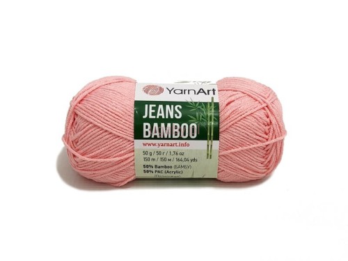 Motek włóczki YarnArt Jeans Bamboo w kolorze jasnoróżowym (nr 112) na jasnym tle.