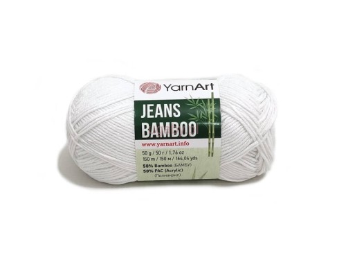 Biała włóczka YarnArt Jeans Bamboo (kolor 101) w formie motka na czystym, białym tle.