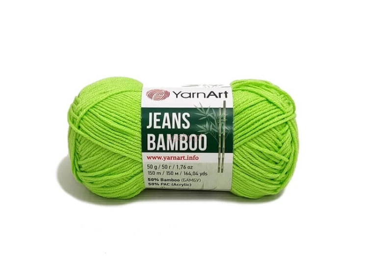 Motek jasnozielonej włóczki YarnArt Jeans Bamboo o numerze koloru 136 na jasnym tle.
