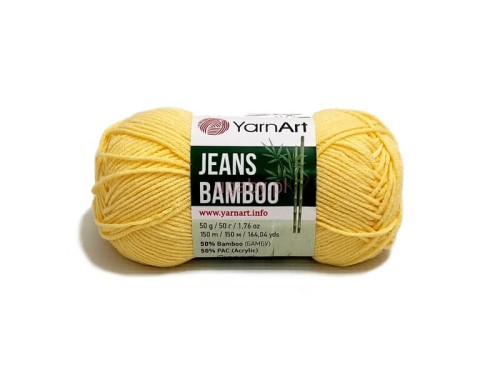 Motek włóczki YarnArt Jeans Bamboo w kolorze bananowym (105) na białym tle.