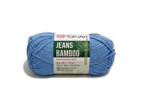 Motek niebieskiej włóczki YarnArt Jeans Bamboo o numerze koloru 122 na białym tle.