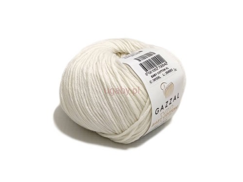 Motek włóczki Gazzal Baby Cotton XL 3410 w kolorze śmietankowym, widoczna puszysta nitka i etykieta ugaby.pl.