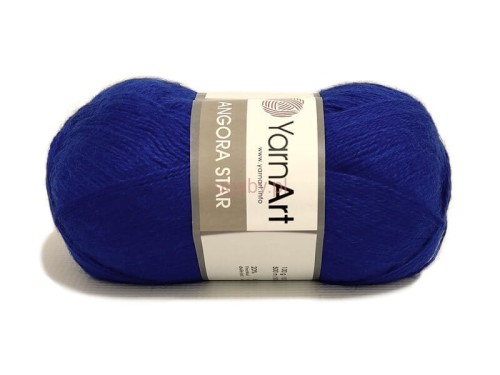 Puszysta włóczka YarnArt Angora Star w kolorze chabrowym nr 152 – idealna na ażurowe chusty.