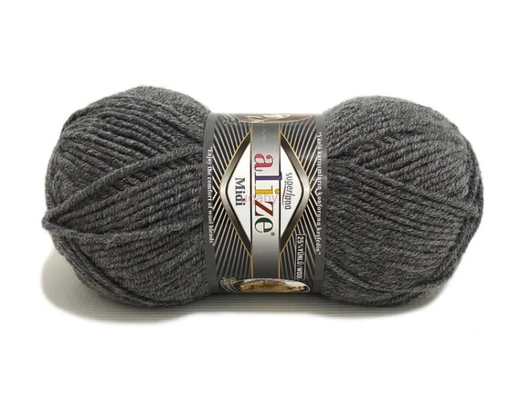 Włóczka Alize Superlana Midi szary melanż nr 182 – zbliżenie na wielotonowy splot puszystej wełny z akrylem.