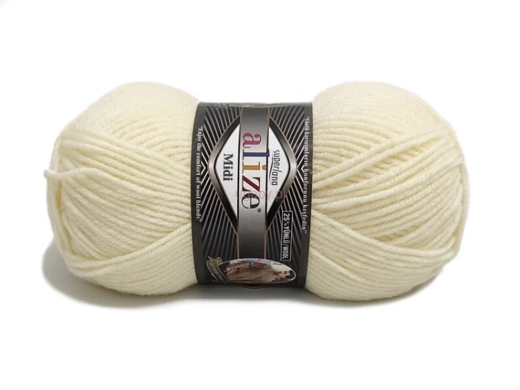 Włóczka Alize Superlana Midi w jasnym kremowym kolorze nr 01 – puszysty motek wełny z akrylem do robótek ręcznych.