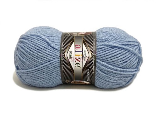Jasnobłękitna włóczka Alize Superlana Midi kolor 480 – zbliżenie na motek o wyraźnym, sprężystym splocie.
