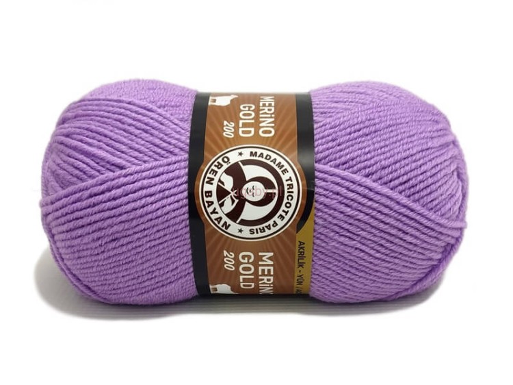 Motek włóczki Madame Tricote Paris Merino Gold 200 w kolorze fioletowym o numerze 056.