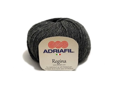 Motek grafitowej włóczki Adriafil Regina kolor 083. Ciemnoszara wełna merino 100% o gładkim splocie, widoczna banderola producenta na jasnym tle.