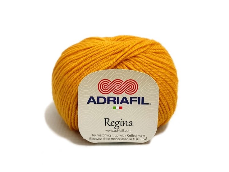 Motek złocistej włóczki Adriafil Regina nr 95. Nasycony miodowy odcień wełny merino 100% superwash.