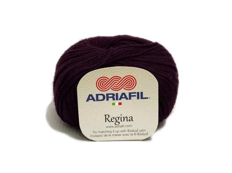 Motek włóczki Adriafil Regina w kolorze ciemnej oberżyny nr 56. Głęboki fiolet wełny merino superwash o gładkim skręcie nitki.