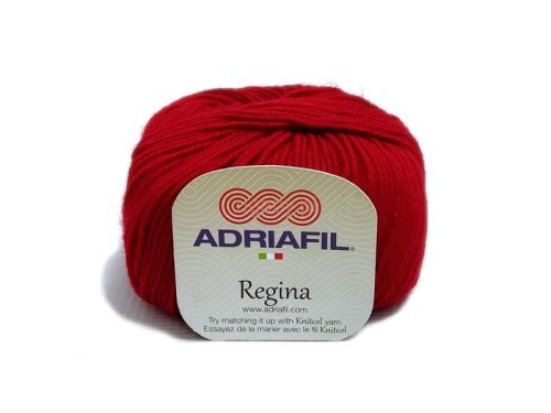 Motek intensywnie czerwonej włóczki Adriafil Regina nr 17. 100% merino superwash o gładkim splocie i nasyconym, klasycznym odcieniu