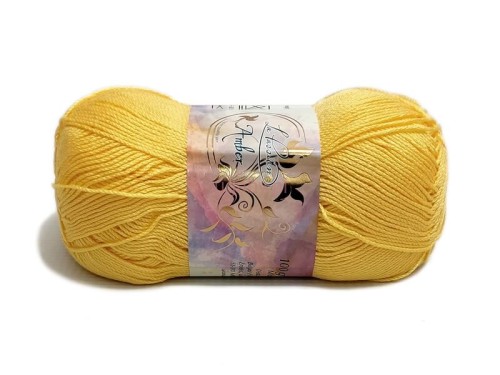 Motek żółtej włóczki La Passion Amber (nr 216) o gładkim splocie na jasnym tle.