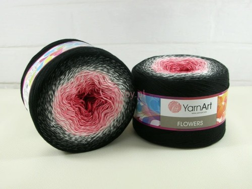 Motek włóczki YarnArt Flowers nr 260 z gradientem od koralowego różu, przez biel i szarość, aż po głęboką czerń.
