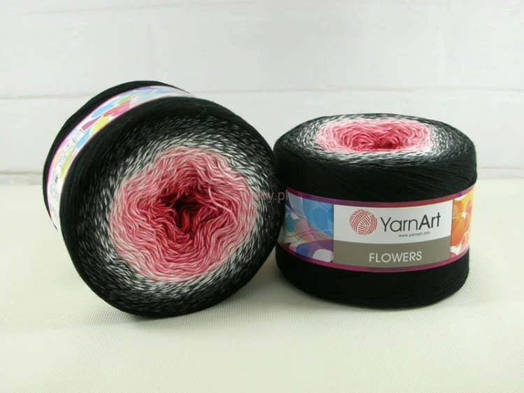 Motek włóczki YarnArt Flowers nr 260 z gradientem od koralowego różu, przez biel i szarość, aż po głęboką czerń.