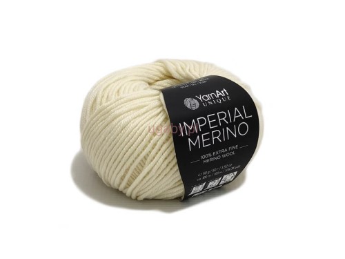 Motek włóczki YarnArt Imperial Merino w kolorze ecru (3303). Miękka, śmietankowa wełna 100% merino extra fine o sprężystym splocie, zaprezentowana na jasnym tle.