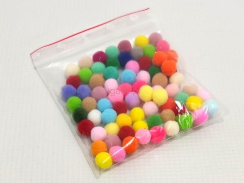 kolorowe pluszowe kuleczki