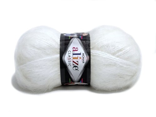 Puszysta włóczka Alize Mohair Classic nr 55 w odcieniu naturalnej bieli. Miękka wełna z moherem na swetry i szale.
