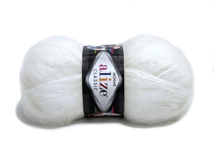 Puszysta włóczka Alize Mohair Classic nr 55 w odcieniu naturalnej bieli. Miękka wełna z moherem na swetry i szale.