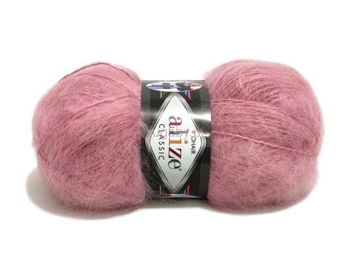 Puszysta włóczka Alize Mohair Classic nr 161 w kolorze pudrowego różu. Miękka wełna z moherem na kobiecy sweter.