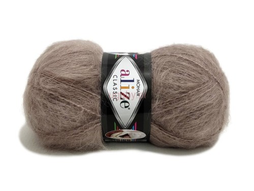 Beżowa puszysta włóczka Alize Mohair Classic nr 541. Ciepła mieszanka moheru i wełny na tradycyjny sweter.