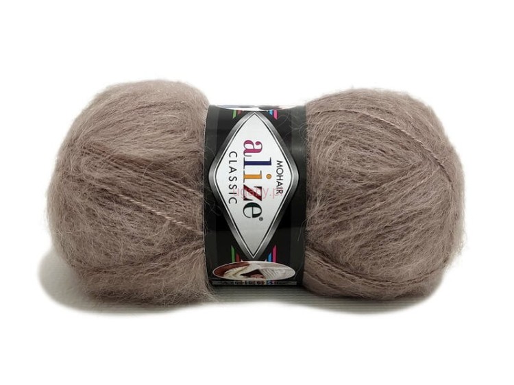 Beżowa puszysta włóczka Alize Mohair Classic nr 541. Ciepła mieszanka moheru i wełny na tradycyjny sweter.