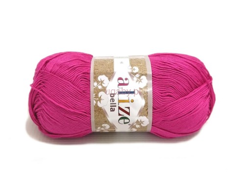 Motek bawełnianej włóczki Alize Bella w kolorze amarantowym o numerze 822 na białym tle.