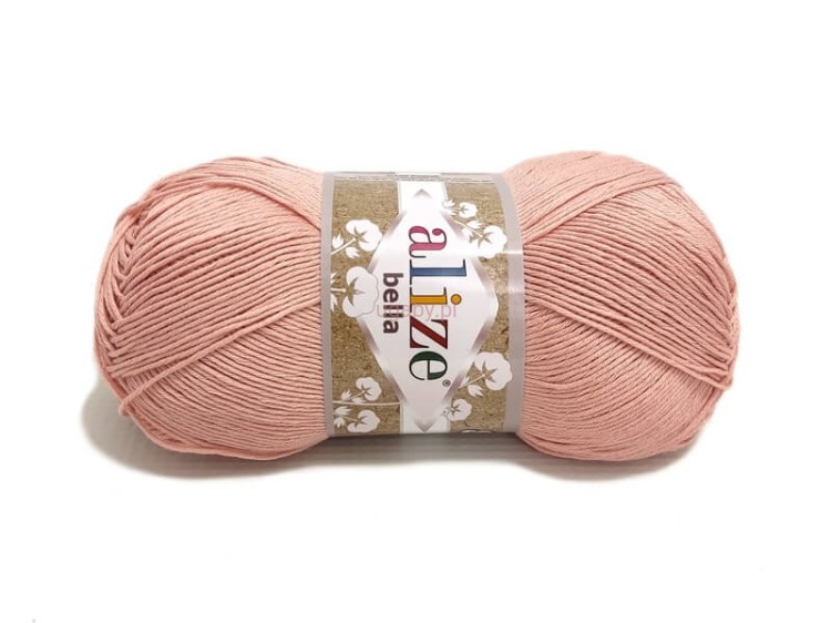 Motek bawełnianej włóczki Alize Bella w delikatnym kolorze pudrowego różu o numerze 613.