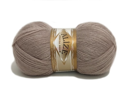 Puszysta włóczka Alize Angora Gold kolor beżowy 541 – mieszanka wełny i akrylu na zimowe swetry.