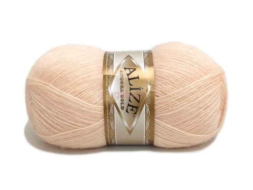 Puszysta włóczka Alize Angora Gold kolor jasny łososiowy 681 – mieszanka wełny z akrylem na puszyste swetry.