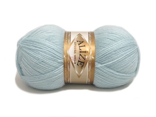 Puszysta włóczka Alize Angora Gold kolor jasny błękit 514 – delikatna mieszanka wełny z akrylem na chusty.