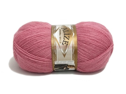Puszysta włóczka Alize Angora Gold kolor brudny róż 144 – miękka mieszanka wełny i akrylu.