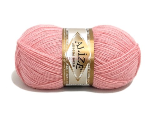 Puszysta włóczka Alize Angora Gold kolor pudrowy róż 363 – delikatna mieszanka wełny z akrylem na swetry mgiełki.