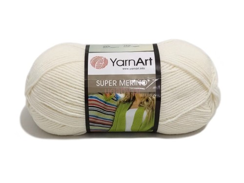 Motek wełnianej włóczki YarnArt Super Merino nr 208 w odcieniu złamanej bieli (śmietanka) – puszysta przędza do dziergania.