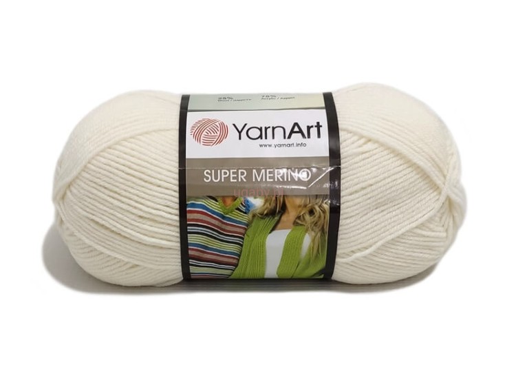 Motek wełnianej włóczki YarnArt Super Merino nr 208 w odcieniu złamanej bieli (śmietanka) – puszysta przędza do dziergania.