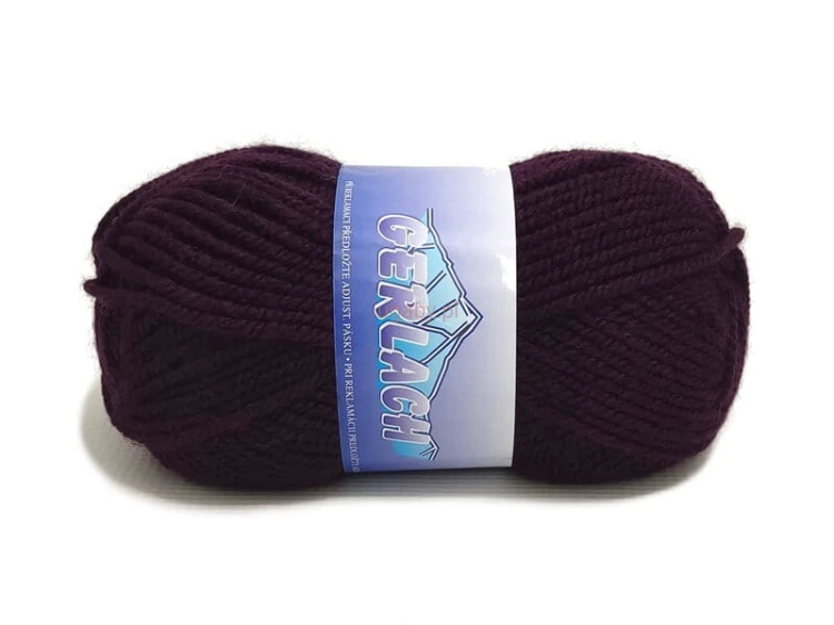 Gruba włóczka Gerlach w ciemnym kolorze oberżyny nr 2303. Miękki, niegryzący akryl do robótek na drutach i szydełku.